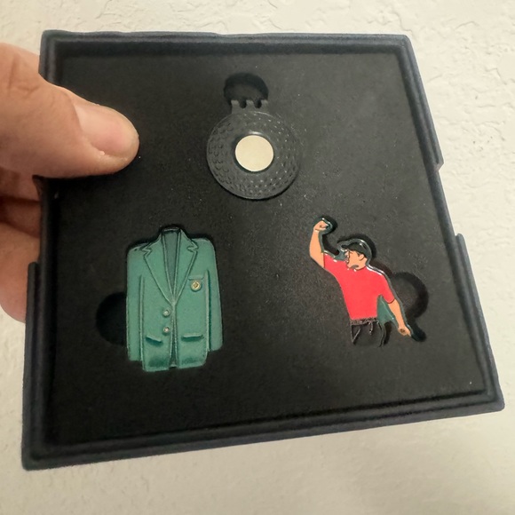 Masters green jacket golf ball marker set 
2 ball markers plus 1 hat clip - Picture 4 of 4